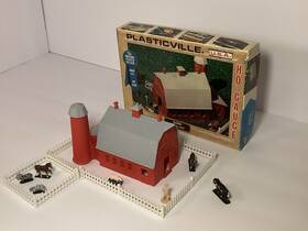 2902-100 Plasticville Usa Vintage Ho Scale Barn Complete With Fence/animals Ex Cond