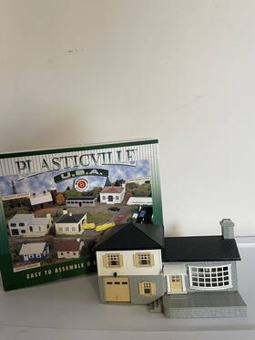 45607 Plasticville Split Level House With Box Scale Model Train Railroad