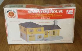 45953 Plasticville Bachmann 1953/45953 O Scale Split Level House Snap-fit Kit Sealed