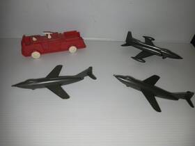 45986 Plasticville O/s Plastic Jet Planes 3 And Fire Truck Train Related Diorama