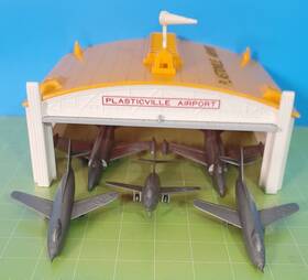 5607-498 Plasticville Fb5 Hanger And 5 Jets From Scarce Interceptor Squadron Set