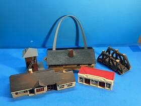 Bldg3 Plasticville Vintage Ho Scale Lot Of 5 Complete Buildings And One Wood Bridge