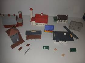 X1587 Plasticville & Faller Ho Or N Scale Lot Buildings Barns Houses Train Layouts