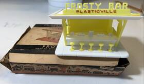 Fb-1-70 Plasticville Vtg Frosty Bar Yellow Vintage O-gauge Trains Complete Chairs