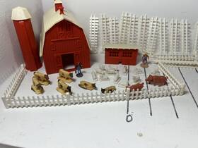 Ho-97 Plasticville Ho Barn/silo/coup And Animals With Fencing