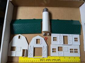 Pv071324-06 Plasticville 0/s Scale Barn Kit #bn-1 Used Complete Green Roof Chrome Caps Vane Pv071324-06 Plasticville 0/s Scale Barn Kit #bn-1 Used Complete Green Roof Chrome Caps Vane