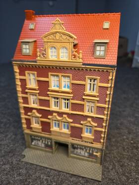 130445 Pola Ho Scale # Manhattan Club Building Iluminated Fully Assembled