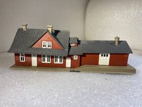 347e276r5-1 Pola N Scale Passenger And Freight Depot