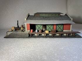 4463913r4-1 Pola Very Detailed N Scale Freight Depot And Loading Dock With Crane
