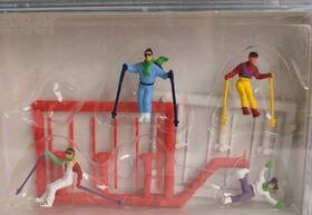 10313 Preiser Ho Down Hill Skiers 4