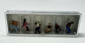 10474 Preiser Ho Scale 1/87 Figures People Sitting On The Building Steps Stairs