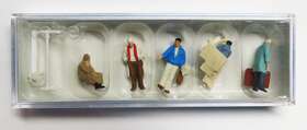 14119 Preiser H0 In Front Of The Railway Station Painted 1 87 Figures 3/4 Inch Tall