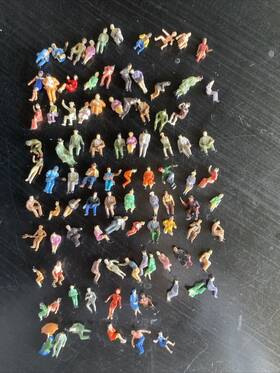 14416 Preiser Ho Scale Seated People With Various Leg Positions 96 Pieces Sitting
