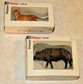47510 Preiser 47540 1 25 Miniature Buffalo And Tiger Lying