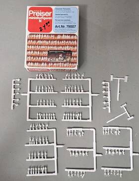 79007 Preiser N Scale Unpainted Seated People - 120 Figure Set And 4 Benches