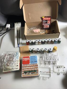 79008 Preiser 79008/9000 Figurines Passenger Pedestrians N Gauge And Testors Paint Lot