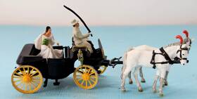 79481 Preiser Ho Scale Carriage And Figures- Horse-drawn Wedding Coach With Groom #79481