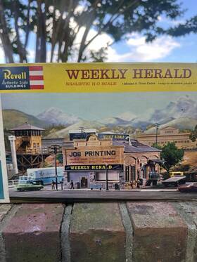 T-9038298 Revell Weekly Herald Ho Scale Unbuilt / Open New