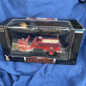 Signature 047816200583 Ford 1938 Fire Engine Road Series 1 24 Scale Diecast Metal Displayed