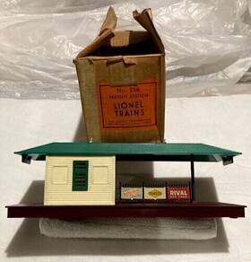 No-256 The Lionel Corporation New York Chicago Postwar No. 256 Illuminated Freight Station Box Orig. Family Owner