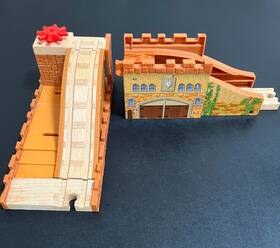 Y4475 Thomas & Friends Wooden Railway King Castle Set Parts 2012 Mattel Y4475 Thomas & Friends Wooden Railway King Castle Set Parts 2012 Mattel