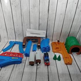 Tomy 053941047498 Thomas The Train Water Tower Steam Engine Set With Trains Incomplete Read Tomy 053941047498 Thomas The Train Water Tower Steam Engine Set With Trains Incomplete Read