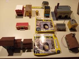170815 Tyco Assembled Ho Gauge 13 Item Lot Buildings Tunnels Firehouse Church Mode Railroad