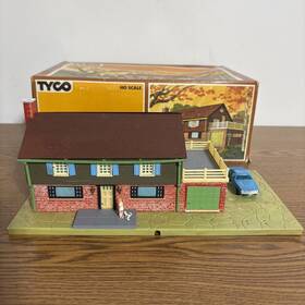 945-700 Tyco Ho Scale Colonial House #945-700 With Box Missing People Fully Assembled