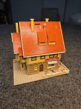 7695 Vollmer N Scale #7695 3-story German Town Romys Cafe& Restaurant Fully Built