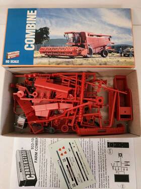933-1047 Walthers Ho New Holland Farm Combine - 1 87 Open Box Kit