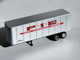 933-1616 Walthers Ho Scale 32ft Pacific International Express Pie Van Trailer