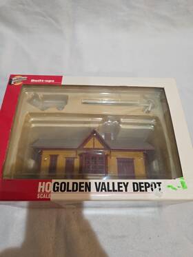 933-2806 Walthers Ho Golden Valley Depot #933-2806 Yellow Built-up In Box