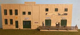 933-3193 Walthers Ho Arrowhead Ale Background Building - Assembled With Figures