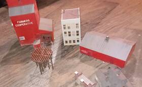 933-3243 Walthers N Scale Buildings Farm House Horse Lot