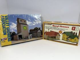 933-3251 Walthers Cornerstone N Scale Valley Growers And Lifelike Houses #7405 New-open Box