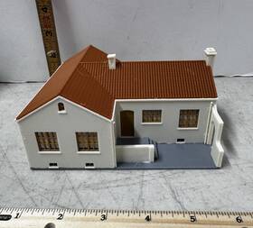 933-3785 Walthers Mission-style Bungalow House Red Roof Built Ho Scale Train