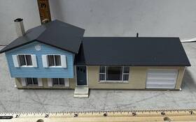 933-3794 Walthers 3794 Cornerstone Split-level House Kit Ho Scale