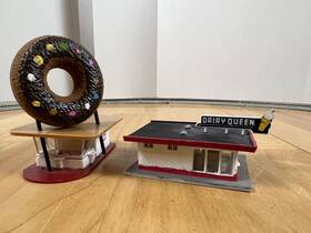933-3845 Walthers Vintage Dairy Queen And Hole In One Doughnut Shop N Scale