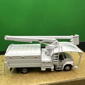 949-11745 Walthers Altec International R 4300 2-axle Truck With Tree Trimmer Body White 1/32 Scale