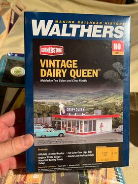 933-3484 Walthers Cornerstone Ho Vintage Dairy Queen Kit - Sealed Nos 933-3484 Walthers Cornerstone Ho Vintage Dairy Queen Kit - Sealed Nos