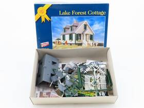 933-3608 Walthers Cornerstone Ho Gold Ribbon Kit #933-3608 Lake Forest Cottage With Light