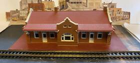 933-3803 Walthers Cornerstone N Scale Santa Fe Mission Style Brick Depot Used