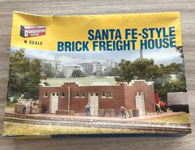 933-3804 Walthers Cornerstone N Santa Fe Style Brick Freight House Kit
