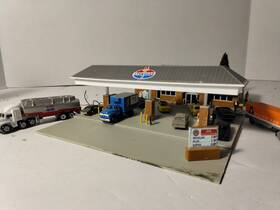 933-3885 Walthers Cornerstone N Scale Building - Modern Gas Station-built Up-lighted