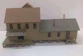 931-904 Walthers Trainline Vintage 80s Iron Ridge Station Ho Scale Assembled Old
