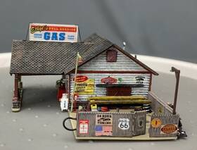 N0619 Woodland Scenics 4935 N Scale Ethyls Gas And Service Built Ready