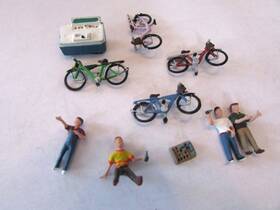 A2194 Woodland Scenics N Scale People Bicycle Buddies Loose H3