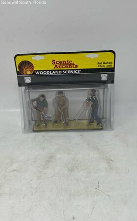 A2562 Woodland Scenics Scenic Accents Rail Workers G Scale Figures 3 Pcs