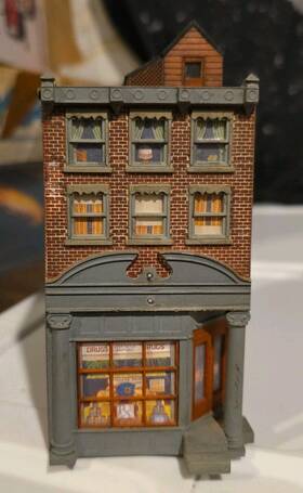 Woodland Scenics 724771002215 Ho Scale Pharmacy Drugstore Red Brick Fully Assembled Used