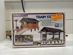 Ho Life-like 1347 Pikesville Junction Train Station & Platform Building Struc.... Fixed Price $9.99.